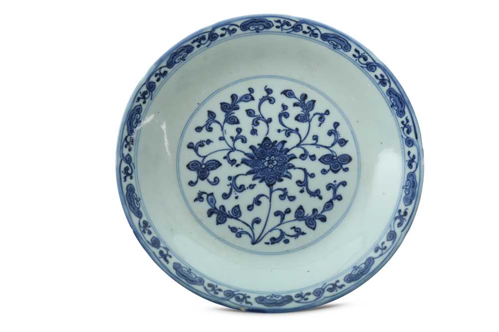Lot 358 - A CHINESE BLUE AND WHITE 'LOTUS' DISH.