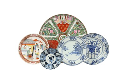 Lot 620 - FIVE CHINESE PORCELAIN DISHES.