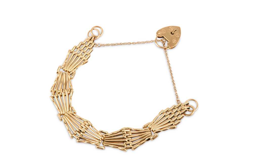 Lot 19 - A gold gatelink bracelet