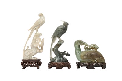 Lot 694 - THREE CHINESE HARDSTONE CARVINGS OF BIRDS.