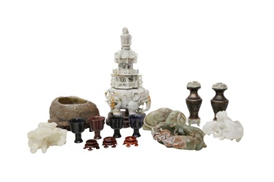 Lot 482 - A GROUP OF CHINESE JADE AND HARDSTONE ITEMS