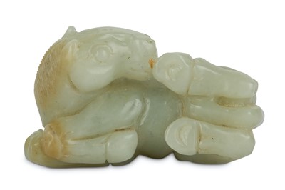 Lot 414 - A CHINESE WHITE JADE CARVING OF A RECUMBENT HORSE.