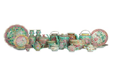 Lot 352 - A COLLECTION OF CHINESE FAMILLE ROSE PORCELAIN...