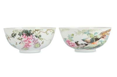 Lot 884 - A PAIR OF CHINESE FAMILLE ROSE EGGSHELL PORCELAIN ‘BIRDS AND FLOWERS’ BOWLS.