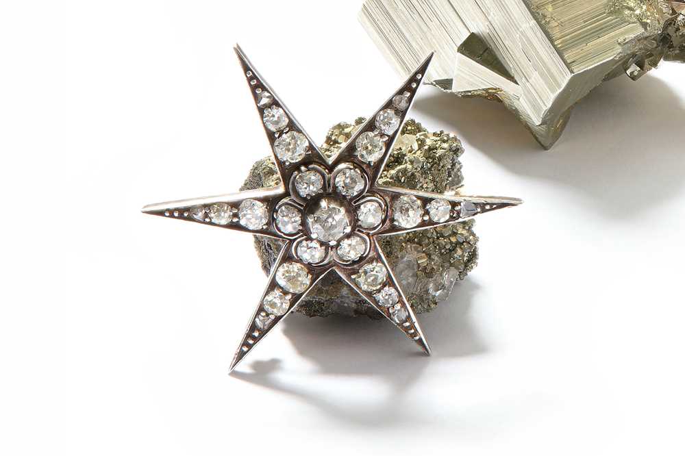 Lot 5 - A late 19th/early 20th century diamond star...