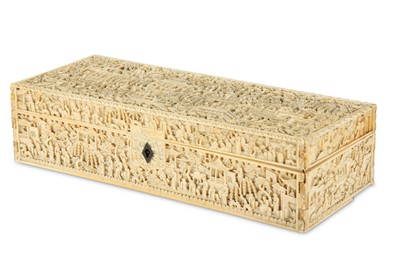 Lot 605 - λ A CHINESE CANTON IVORY BOX AND COVER.