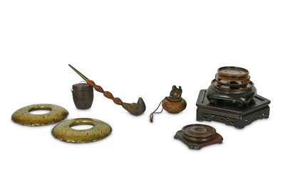 Lot 476 - A SMALL COLLECTION OF CHINESE ITEMS. Late Qing...
