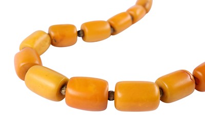 Lot 121 - An amber bead necklace