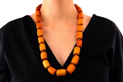 Lot 121 - An amber bead necklace