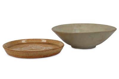 Lot 320 - A CHINESE BOWL AND A YUE YAO TRAY.  Song /...