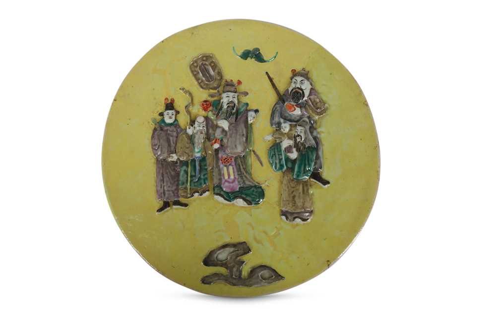 Lot 85 - A CHINESE FAMILLE VERTE CIRCULAR YELLOW-GROUND PANEL.
