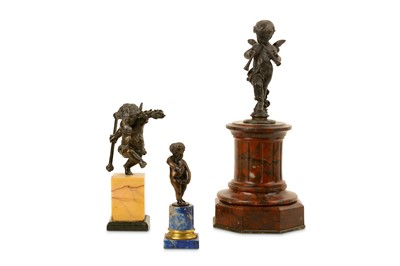 Lot 281 - A SMALL 18TH CENTURY FRENCH BRONZE FIGURE OF A...