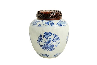 Lot 399 - A Chinese Kangxi period blue and white...