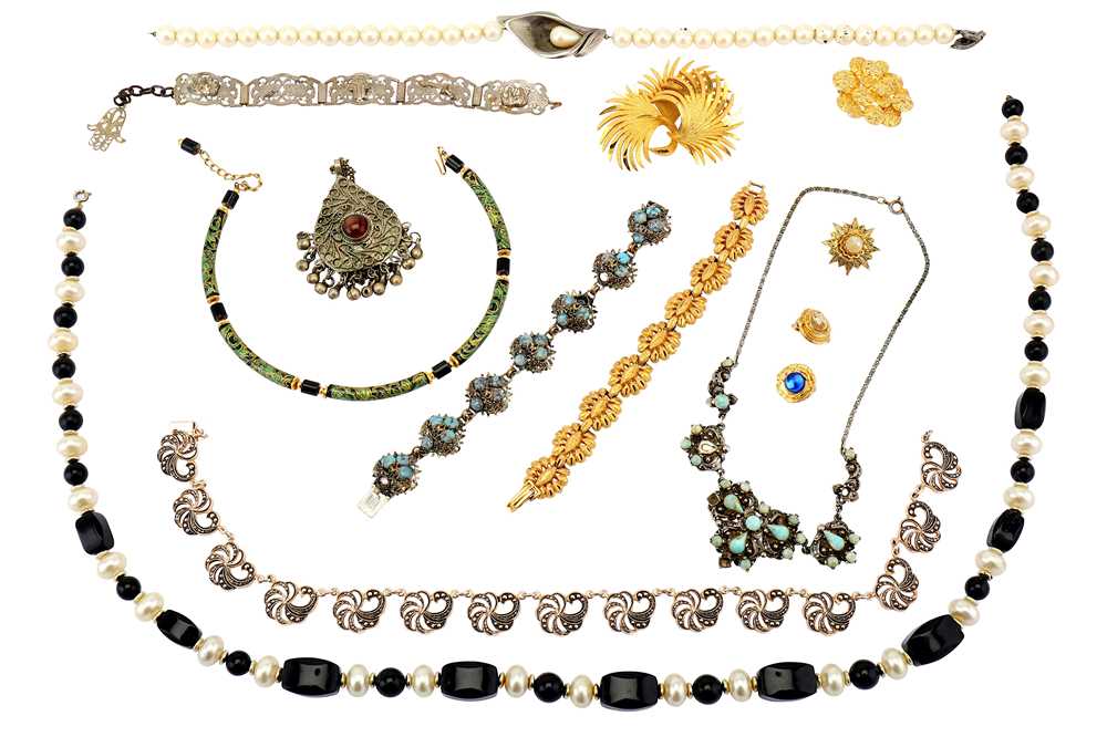 Lot 35 - A large group of costume jewellery, comprising...