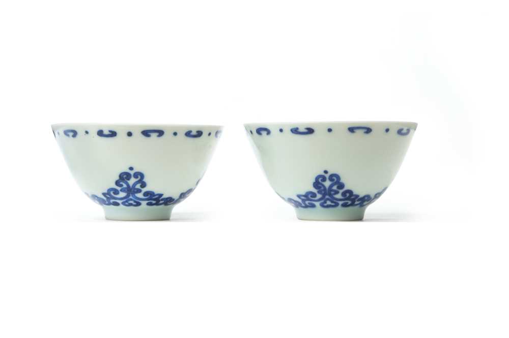 Lot 70 - A PAIR OF CHINESE BLUE AND WHITE CUPS. Each...