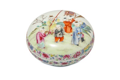 Lot 564 - A CHINESE FAMILLE ROSE CIRCULAR 'BOYS' BOX AND...