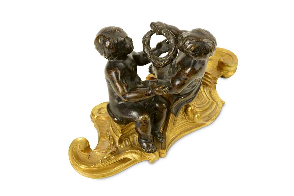 Lot 49 - A MID 18TH CENTURY FRENCH BRONZE FIGURAL GROUP OF TWO PUTTI PLAYING WITH A WREATH