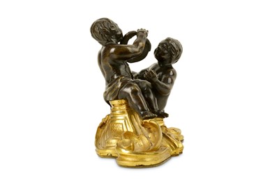 Lot 49 - A MID 18TH CENTURY FRENCH BRONZE FIGURAL GROUP OF TWO PUTTI PLAYING WITH A WREATH