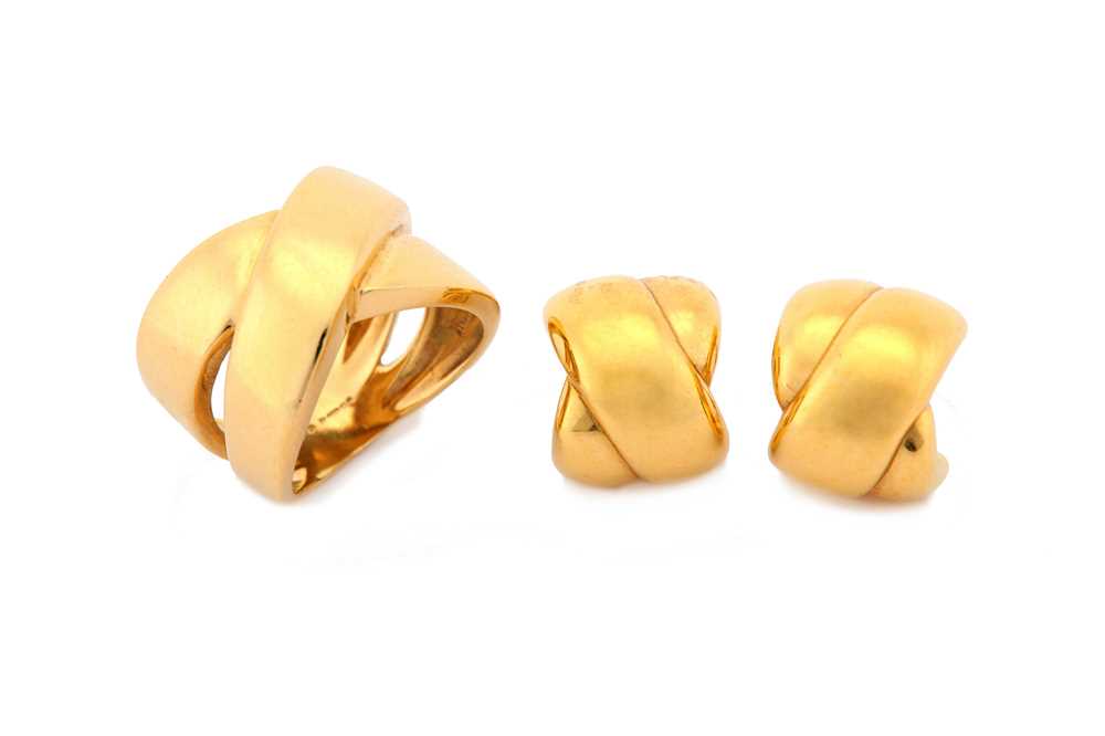 Lot 22 - An 18 carat gold ring and pair of earrings,...