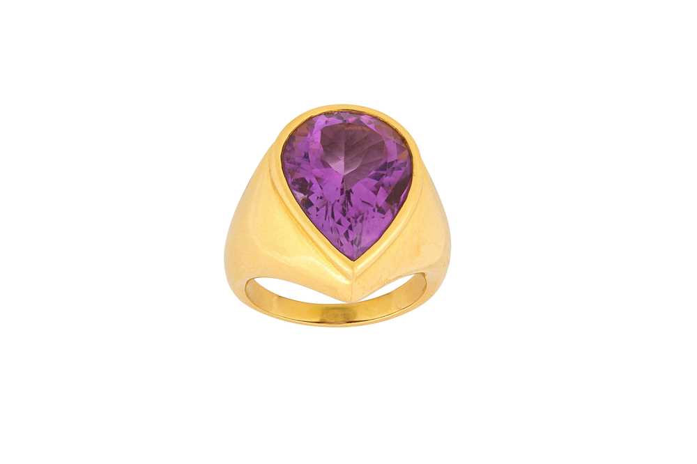 Lot 9 - An amethyst ring The pear-shaped amethyst, in...