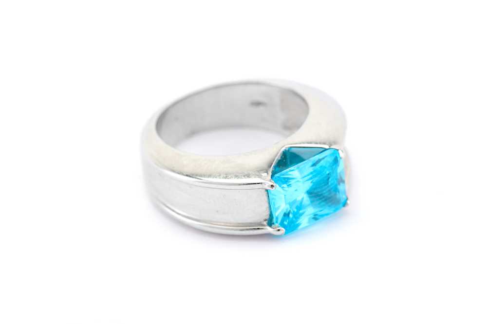 Lot 14 - A blue stone ring The rectangular mixed-cut...