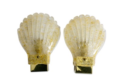Lot 131 - IN THE MANNER OF MURANO -  A pair of clam...