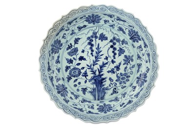 Lot 207 - A MONUMENTAL BLUE AND WHITE POTTERY CHARGER