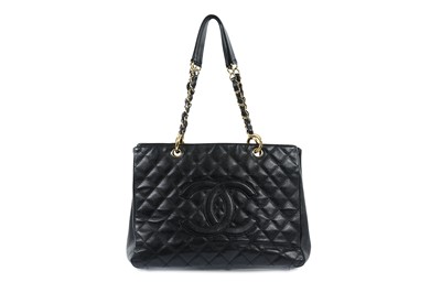 CHANEL Vintage Oversized CC Drawstring Bucket Bag in Black Caviar