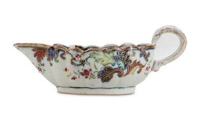 Lot 113 - A CHINESE FAMILLE ROSE 'TOBACCO LEAF' SAUCE BOAT.