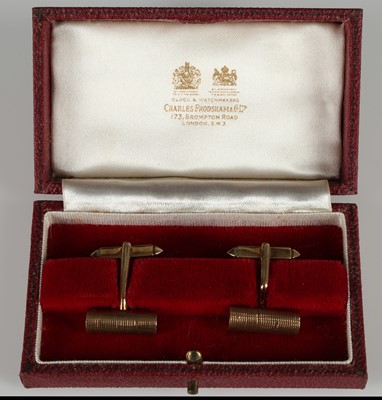 Lot 12 - A pair of heavy 9ct gold T-bar cufflinks with...