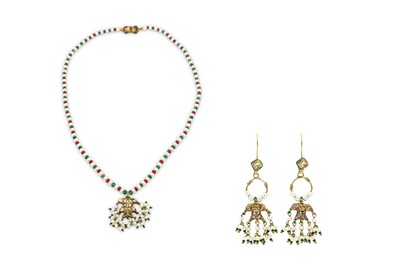 Lot 257 - A SET OF MATCHING NECKLACE AND EARRINGS WITH FISH PENDANTS