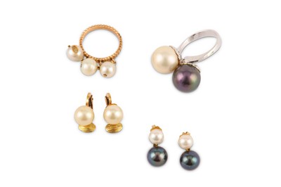 Lot 21 - A collection of cultured pearl rings and earrings