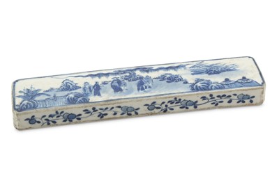 Lot 601 - A CHINESE BLUE AND WHITE 'LANDSCAPE' PAPER WEIGHT.