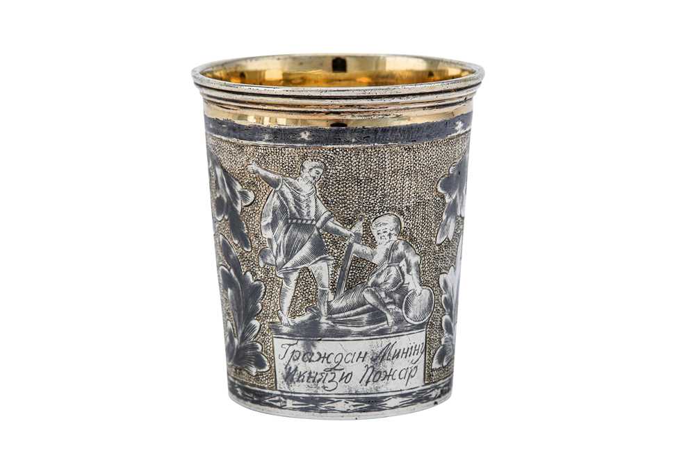 Lot 271 - An Alexander II Russian parcel gilt and niello 84 zolotnik (875 standard) silver beaker or tot, Moscow 1830 by Д?