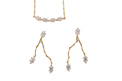 Lot 84 - A diamond necklace and earring suite