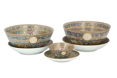 Lot 197 - *A SET OF THREE PORCELAIN BOWLS AND DISHES WITH 'FAMILLE ROSE' DECORATION