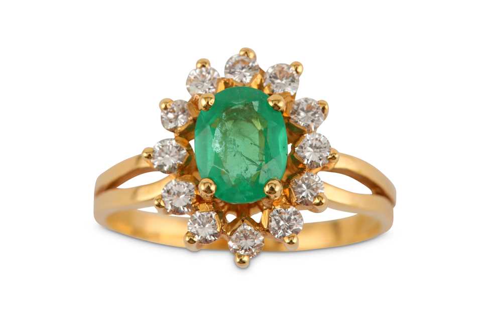 Lot 20 - An emerald and diamond ring