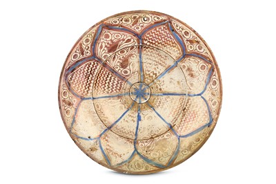 Lot 305 - AN HISPANO-MORESQUE COPPER-LUSTRE POTTERY CHARGER