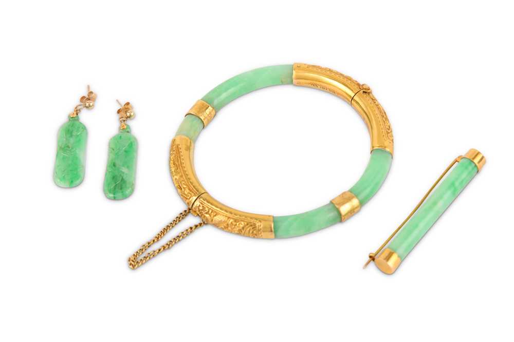 Lot 44 - A small collection of jade jewellery