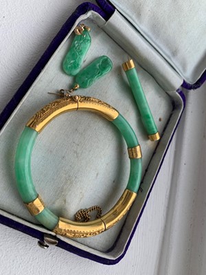 Lot 44 - A small collection of jade jewellery