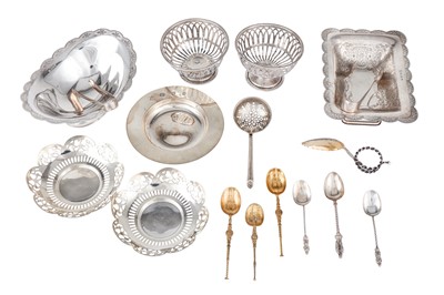 Lot 101 - A mixed group of sterling silver comprising...