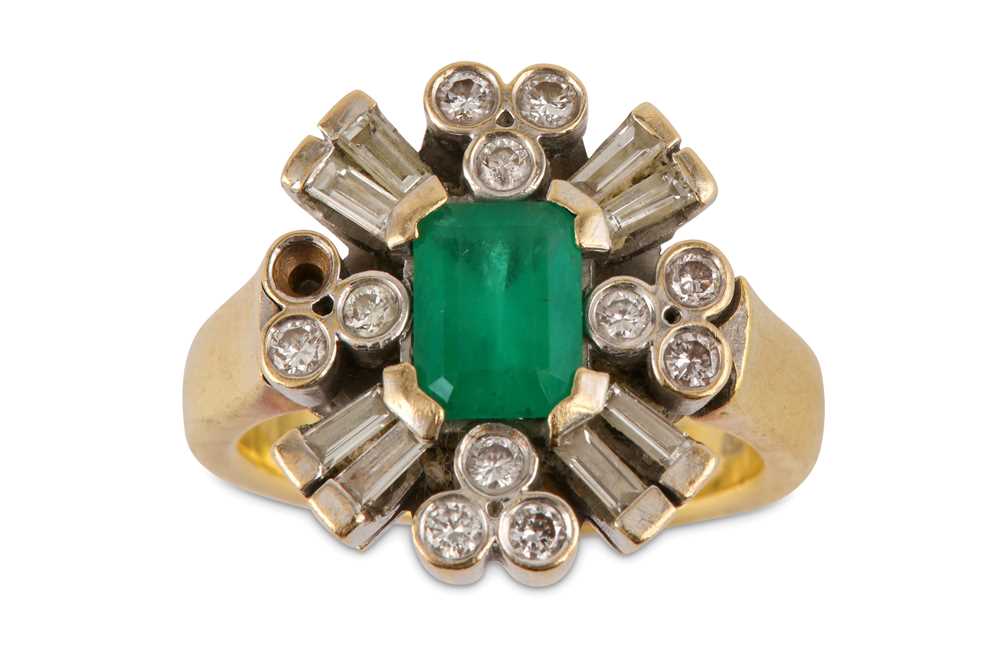 Lot 29 - An emerald and diamond dress ring