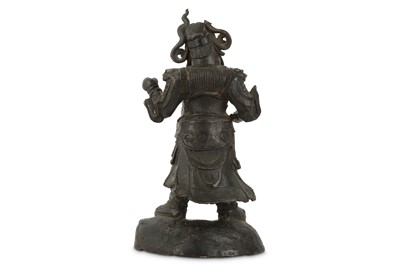 Lot 392 - A CHINESE BRONZE FIGURE OF A WARRIOR.