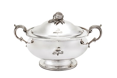 Lot 396 - A mixed group, comprising a Victorian silver plated (EPNS) soup tureen, Birmingham 1856 by Elkington & Co