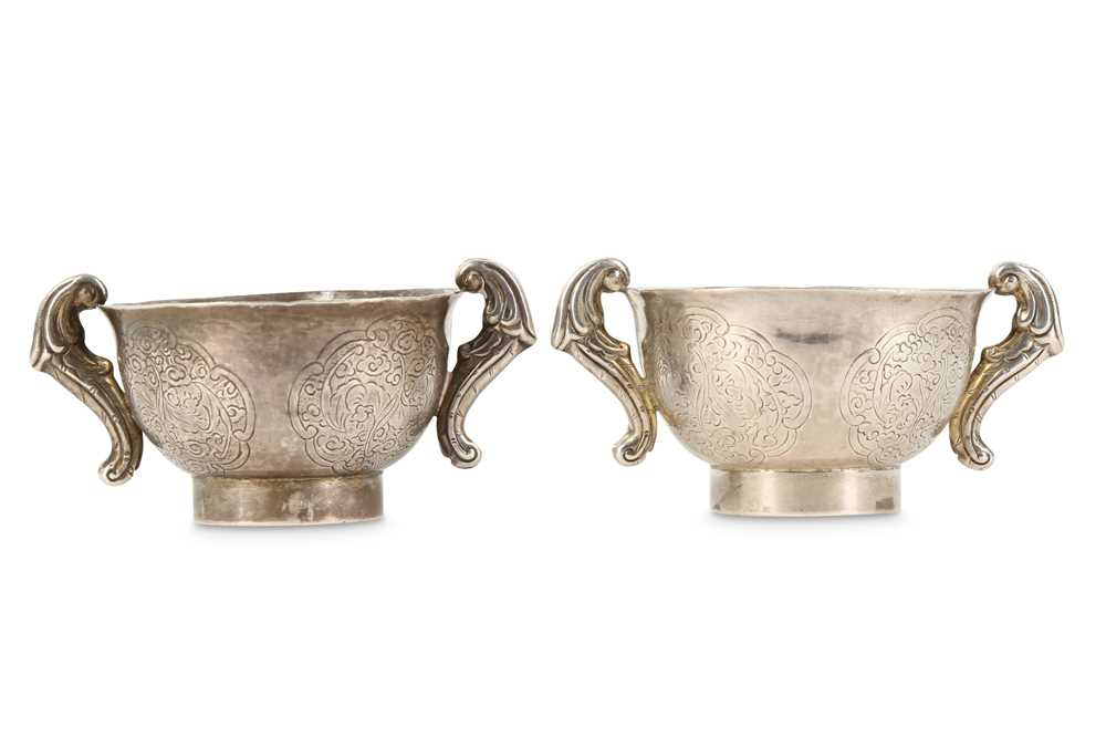 Lot 151 - A PAIR OF CHINESE SILVER TEA CUPS.