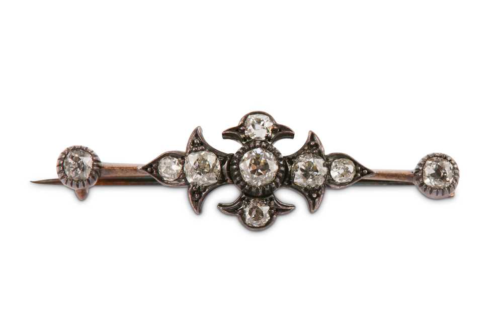 Lot 31 - A diamond bar brooch, circa 1900