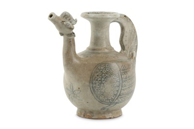 Lot 602 - AN ANAMESE BLUE AND WHITE POTTERY 'BIRD' VESSEL.