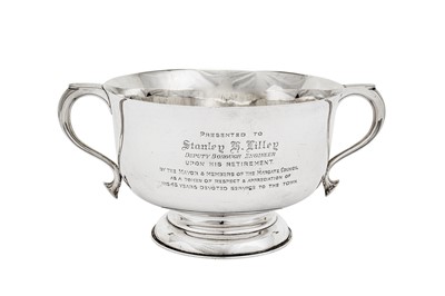 Lot 419 - A George V sterling silver presentation twin handled trophy bowl, Birmingham 1921 by William Hutton & Sons