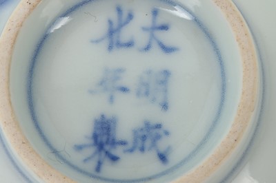 Lot 590 - A CHINESE BLUE AND WHITE TEACUP.