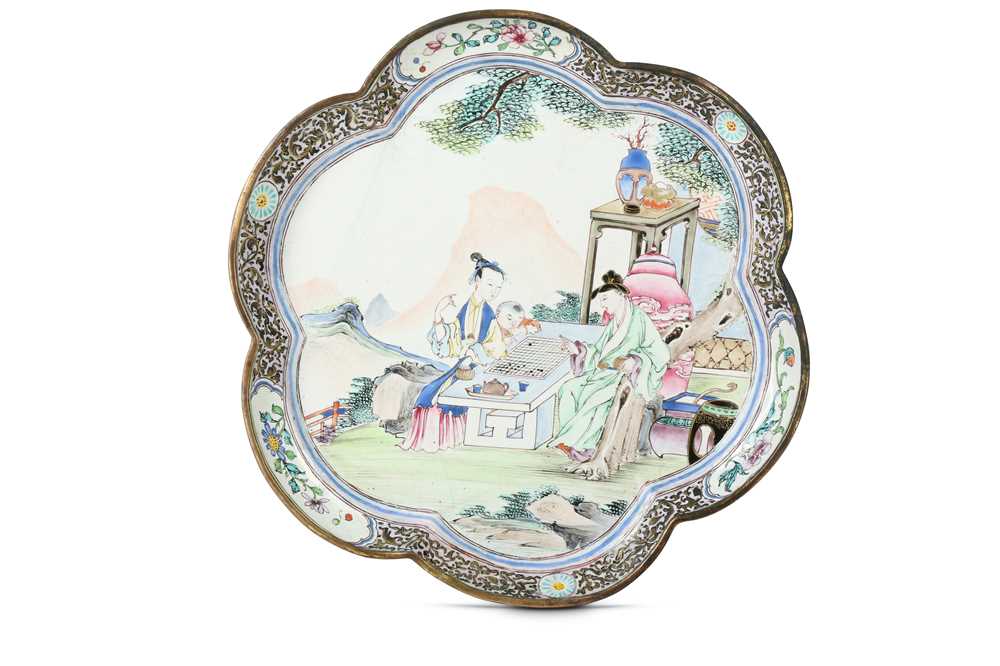 Lot 91 - A CHINESE CANTON ENAMEL FAMILLE ROSE 'GO PLAYERS' DISH.